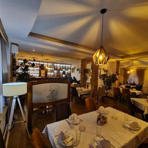 Restoran atau tempat lain untuk makan di Garni hotel Vir