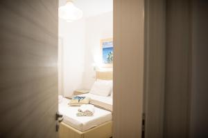 サンタ・カテリーナ・ディ・ナルドにあるLe Stanze di Marcoのベッド1台、鏡、タオル付