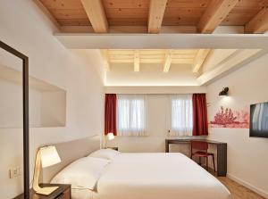 Giường trong phòng chung tại Crocevia - Locanda carsica contemporanea