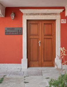 a wooden door on the side of a building at Crocevia - Locanda carsica contemporanea in Trieste