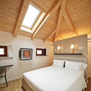 Tempat tidur dalam kamar di Crocevia - Locanda carsica contemporanea