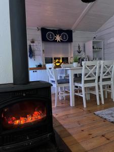 einen Kamin in einer Küche mit einem Tisch und Stühlen in der Unterkunft Piękny Dom na wodzie!!! Mazury szlak WJM in Ryn