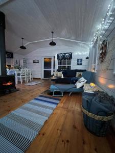 ein Wohnzimmer mit einem blauen Sofa und einem Kamin in der Unterkunft Piękny Dom na wodzie!!! Mazury szlak WJM in Ryn