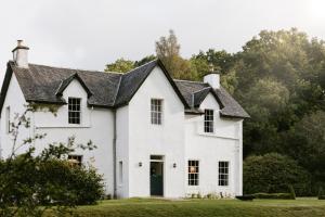 una casa blanca con techo negro en Killiecrankie House en Pitlochry