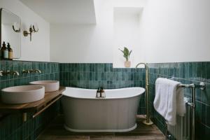 łazienka z 2 umywalkami i wanną w obiekcie Killiecrankie House w mieście Pitlochry