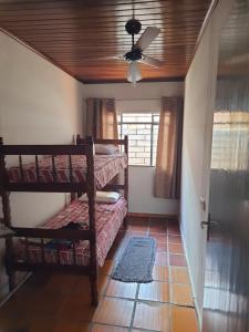 Двухъярусная кровать или двухъярусные кровати в номере Leal house