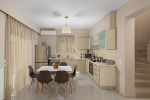 A kitchen or kitchenette at La Maisonette - 4 bedroom villa near the beach