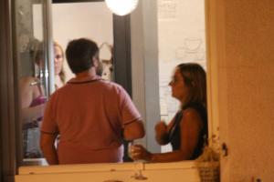 Un uomo e una donna in piedi davanti a uno specchio di Hôtel Timgad a Gérardmer