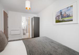 Llit o llits en una habitació de Dream Apartments Belfast