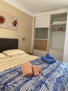 Un pat sau paturi într-o cameră la Precioso apartamento con piscina