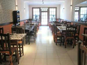 ein Speisesaal mit Tischen und Stühlen in einem Restaurant in der Unterkunft Patri Hotel in Chivilcoy