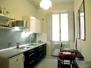 - une cuisine avec un évier et une table dans l'établissement Slow Time In Florence, à Florence