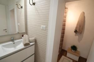 een badkamer met een wastafel en een spiegel bij Casa Vacanza Glenda Otranto in Otranto