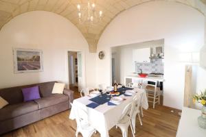 een woonkamer met een tafel en een bank bij Casa Vacanza Glenda Otranto in Otranto