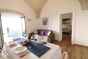 een woonkamer met een tafel en een bank bij Casa Vacanza Glenda Otranto in Otranto +15 foto's
