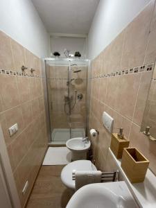 uma casa de banho com um chuveiro, um WC e um lavatório. em CIVICO 186 Al Santo/Ospedali em Pádua