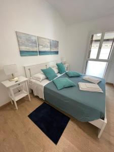 um quarto com uma cama grande e almofadas azuis em CIVICO 186 Al Santo/Ospedali em Pádua