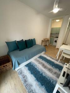 um quarto com uma cama com almofadas azuis em CIVICO 186 Al Santo/Ospedali em Pádua