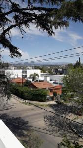 Vistas a una calle con edificios en el fondo en Maganal en Villa Carlos Paz