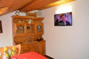 Televízia a/alebo spoločenská miestnosť v ubytovaní Rostohar Guest House
