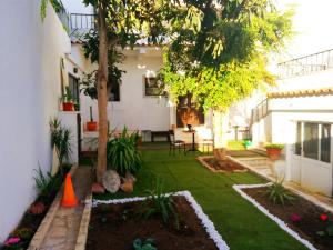 a backyard with a lawn and a tree at Cascais Bela House in Cascais
