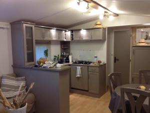 Een keuken of kitchenette bij Mobilhome St Tropez 5H02