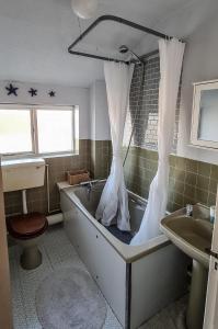 Phòng tắm tại SW19 - Quiet split-level 2-bedroom maisonette with garden