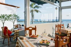 - un restaurant avec une table et une vue sur l'océan dans l'établissement Grupotel Flamingo Beach, à Playa Blanca