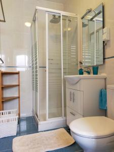 Et badeværelse på Nerja Sun Apartments Lola Bajamar