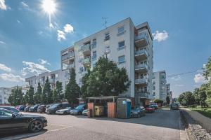 フラデツ・クラーロヴェーにある°°°Carolina's Modern Apartment °°°の建物の前に車が駐車されている駐車場