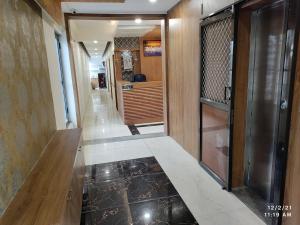 a hallway with a hallwayngthngthngthngthngthngth at Hotel Asopalav in Gandhinagar