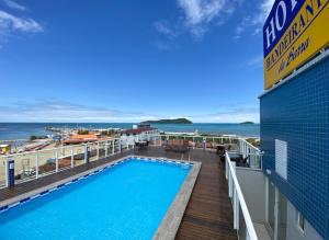 南巴尔内阿里奥Hotel Bandeirantes da Barra的游轮甲板上的游泳池 更多74张照片