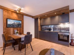 A kitchen or kitchenette at Appartement Holznest