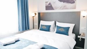 Postel nebo postele na pokoji v ubytování Nefis Hotel City