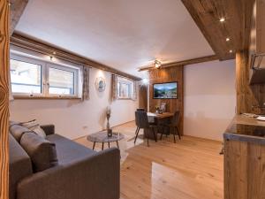 A television and/or entertainment centre at Appartement Holznest