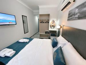 Postel nebo postele na pokoji v ubytování Nefis Hotel City