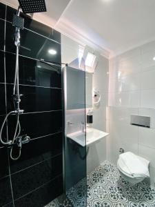 Koupelna v ubytování Nefis Hotel City