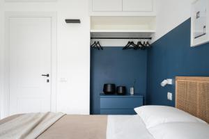 Letto o letti in una camera di La porticina. Your lake view home.