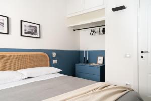 Letto o letti in una camera di La porticina. Your lake view home.