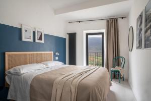 una camera da letto con un letto grande e una finestra di La porticina. Your lake view home. a Barrea