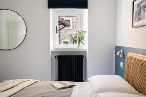 Letto o letti in una camera di La porticina. Your lake view home.