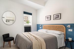Letto o letti in una camera di La porticina. Your lake view home.