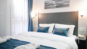 Postel nebo postele na pokoji v ubytování Nefis Hotel City