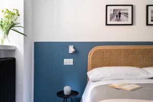 Letto o letti in una camera di La porticina. Your lake view home.