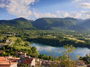 vista su un villaggio e un lago in montagna di La porticina. Your lake view home. a Barrea