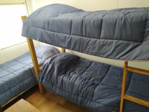 Bunk bed o mga bunk bed sa kuwarto sa Casita de Piedra 5