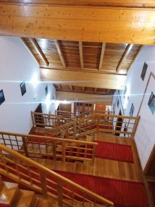 Blick auf das Innere einer Kirche mit Holzdecken in der Unterkunft Guest House Villa Rankovic in Brzeće