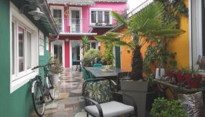 an outdoor patio with a table and chairs and plants at La Compagnie des 5 Mondes in Saint-Nazaire