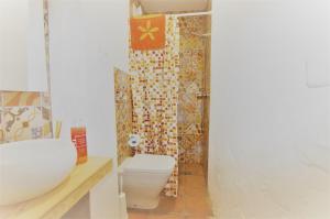 een badkamer met een toilet en een douche bij Apartamento Blue Ice in Tarifa
