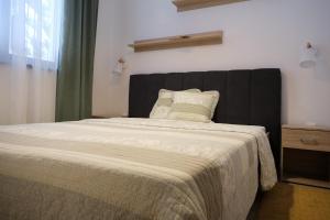 A bed or beds in a room at Lovely 1-bedroom vacation home with free parking